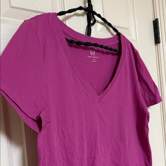 GAP Women's Short Sleeve V-Neck Top - Magenta - Picture 3 of 8